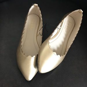 New Nicole Miller Matt-Gold Flats. Size 8.